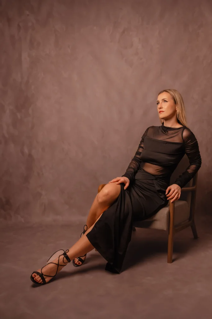 elegancka sesja kobieca w studiu kadry piękna fotograf reda