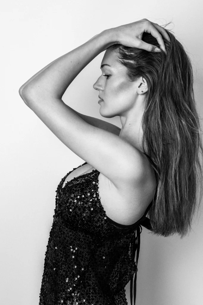 fotografia kobieca sesja zdjęciowa kobieca w studiu modelka dotyka włosów