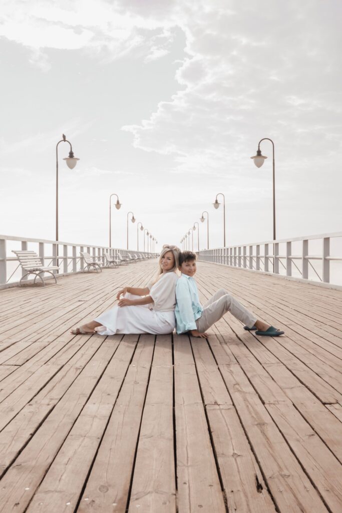 
sesja rodzinna kadry piękna fotograf trójmiasto mama z synem na molo w gdyni